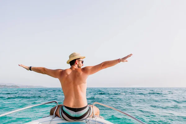 Jovem Sentado Proa Barco Desfrutando Vista Para Mar — Fotografia de Stock