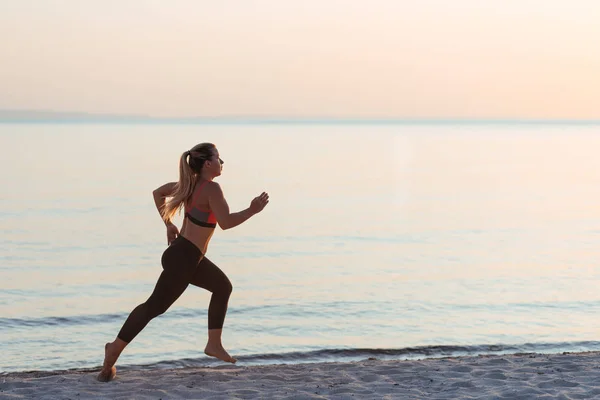 Jeune Femme Courant Sur Plage Coucher Soleil — Photo