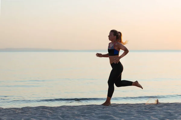 Young Woman Running Beach Sunset — Stock Photo, Image
