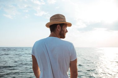 Deniz ufkuna bakan genç adam