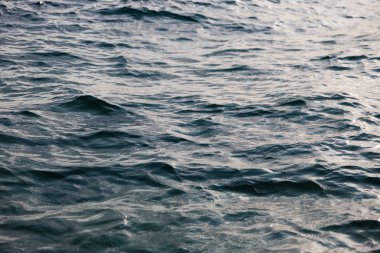 Alacakaranlıkta deniz suyunun yüzeyi