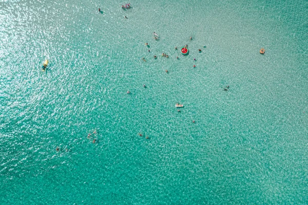 Luchtfoto Van Mensen Zwemmen Zee Het Zomerseizoen — Stockfoto