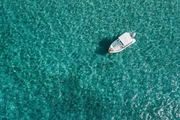 Vista Aérea Una Joven Disfrutando Barco Día Soleado — Foto de Stock