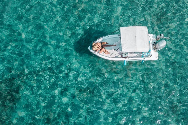 Vista Aérea Una Joven Pareja Disfrutando Día Soleado Barco — Foto de Stock