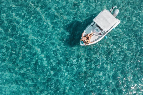 Vista Aérea Una Joven Pareja Disfrutando Día Soleado Barco — Foto de Stock