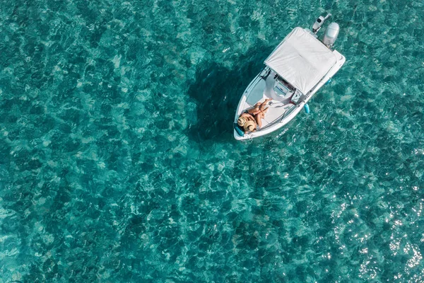 Vista Aérea Una Joven Pareja Disfrutando Día Soleado Barco — Foto de Stock