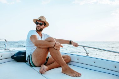 Genç adam tekneden deniz manzarası zevk