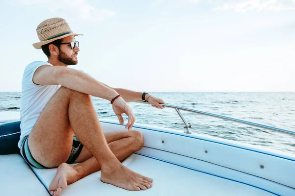 Νέος Άνθρωπος Απολαμβάνοντας Θέα Της Θάλασσας Από Σκάφος — Φωτογραφία Αρχείου