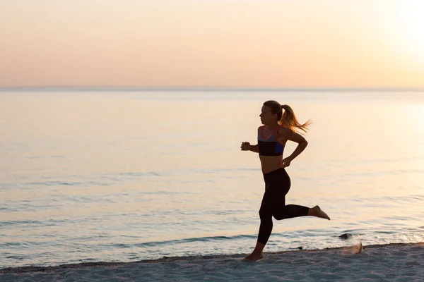 Jeune Femme Courant Sur Plage Coucher Soleil — Photo