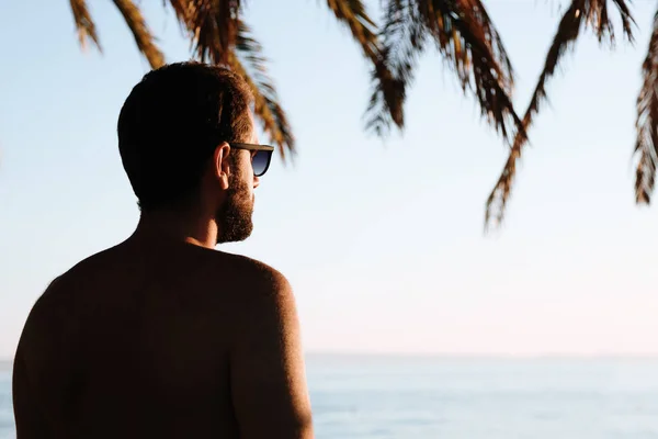 Joven Mirando Atardecer Junto Mar — Foto de Stock