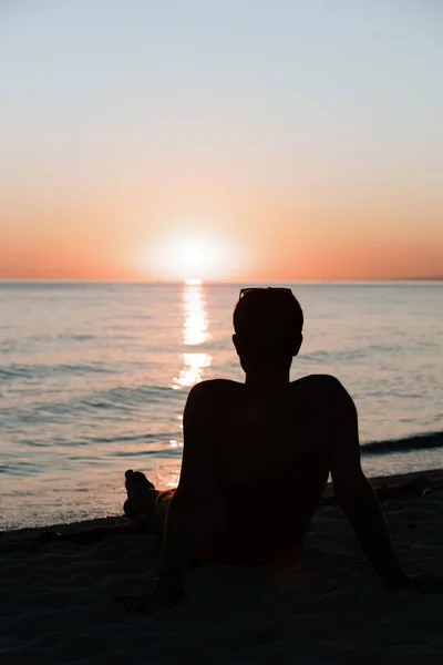 Silhouette Young Man Enjoying Beautiful Sunset Beach — Stock Photo, Image