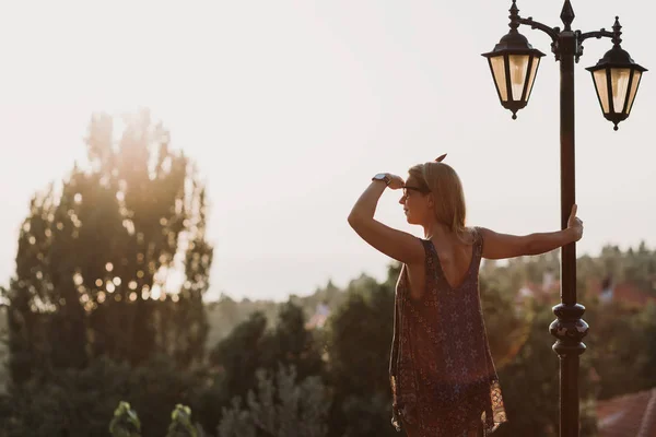 Mujer Joven Disfrutando Vista Puesta Sol — Foto de Stock