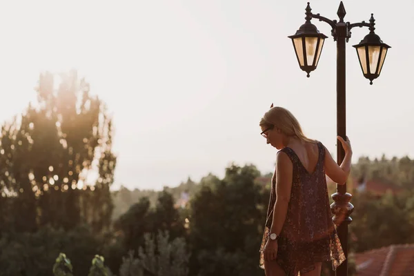 Young Woman Enjoying View Sunset — Stock Photo, Image