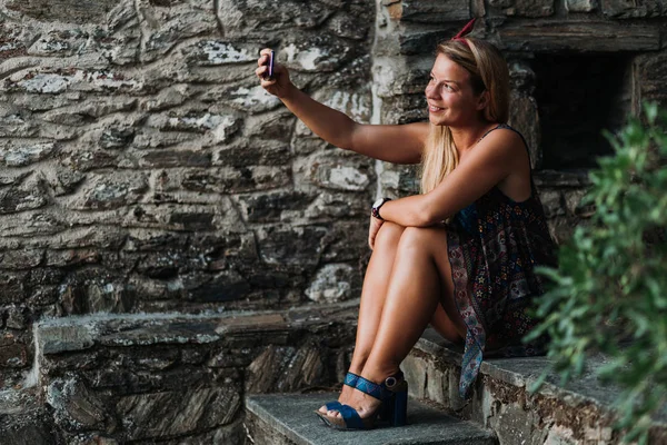 Young Woman Taking Selfie Stairs Old Village Greece — Stock Photo, Image