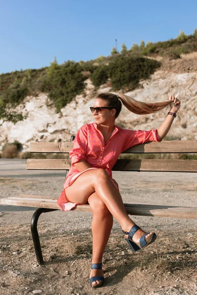 Young Pretty Woman Sitting Bench Warm Sunset Light — Stock Photo, Image