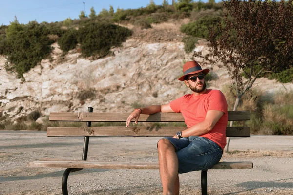 Mladý Muž Sedí Pláži Teplém Západu Slunce — Stock fotografie