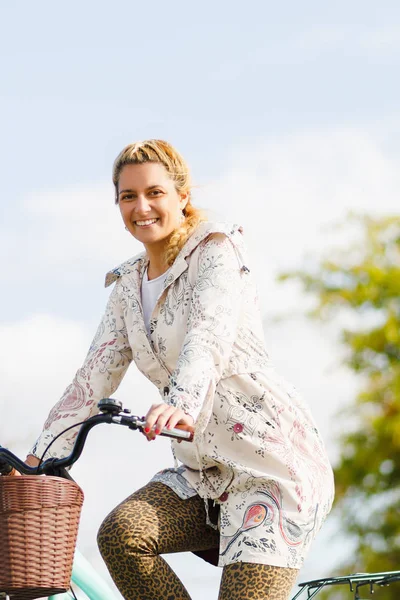 Młoda Szczęśliwa Kobieta Jeżdżąca Rowerze Mieście — Zdjęcie stockowe