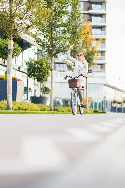 Młoda Szczęśliwa Kobieta Jeżdżąca Rowerze Mieście — Zdjęcie stockowe