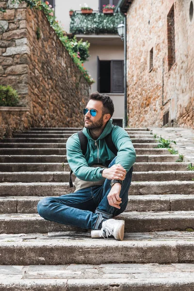 Joven Viajero Sentado Los Escalones Casco Antiguo San Quirico Toscana — Foto de Stock