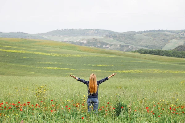 Young Woman Standing Field Wild Flowers Arms Stretched Out — Stock Photo, Image