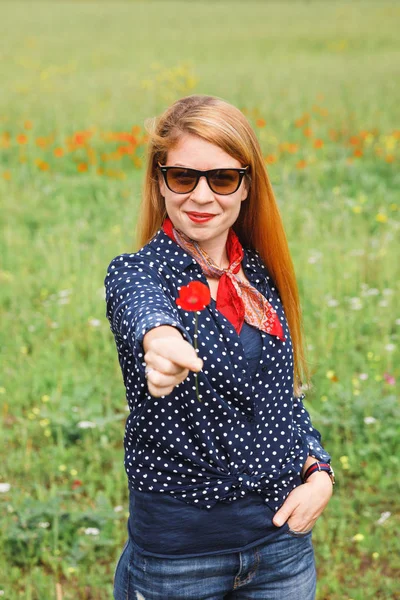 Молодая Женщина Держит Красный Цветок Поле — стоковое фото