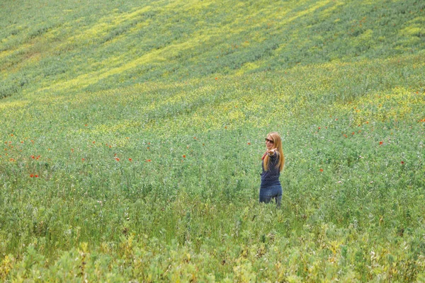 Ung Kvinna Som Står Fältet Vilda Blommor — Stockfoto