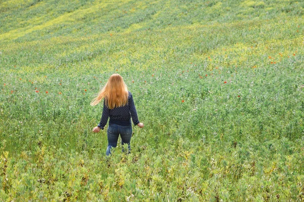 Ung Kvinna Som Står Fältet Vilda Blommor — Stockfoto