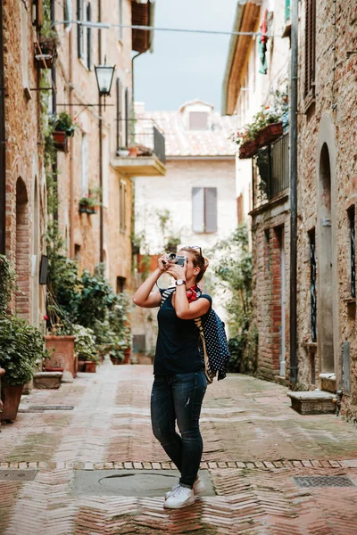 Jóvenes Viajeras Tomando Fotos Las Calles Una Antigua Ciudad Italiana — Foto de Stock