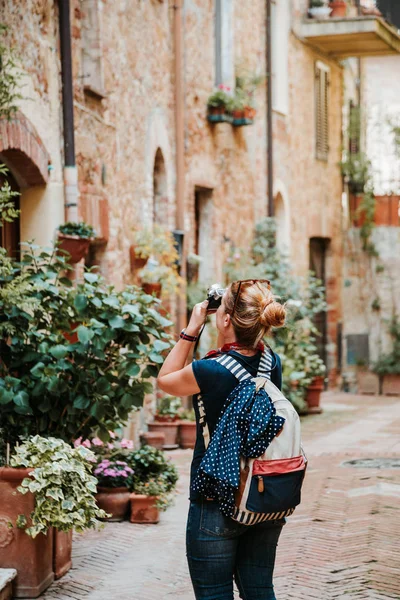 Young Female Traveler Taking Photos Streets Old Italian Town Pienza — Stock Photo, Image