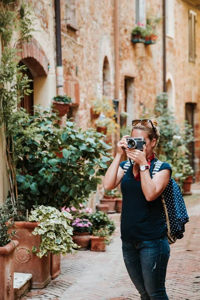 Young Female Traveler Taking Photos Streets Old Italian Town Pienza — Stock Photo, Image