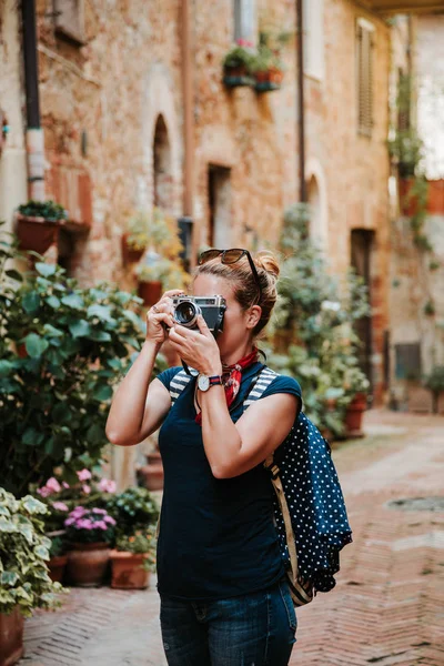 Young Female Traveler Taking Photos Streets Old Italian Town Pienza — Stock Photo, Image