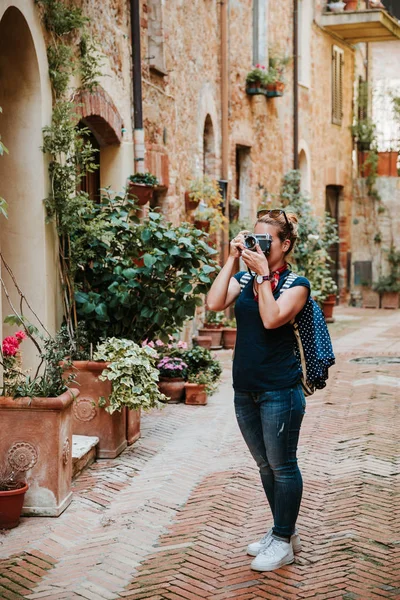 Young Female Traveler Taking Photos Streets Old Italian Town Pienza — Stock Photo, Image