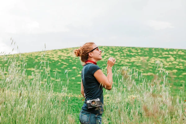 Young Woman Smelling Flower Field Springtime — Stock Photo, Image