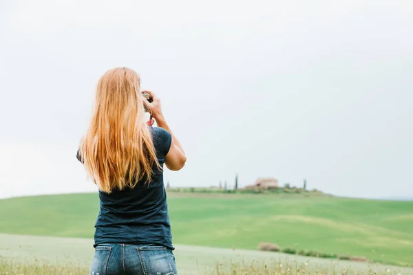 Young Woman Taking Photo Beautiful Landscape Tuscany Italy — Stock Photo, Image