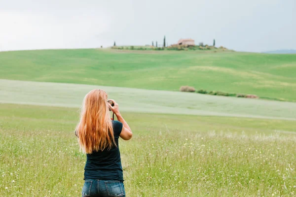 Young Woman Taking Photo Beautiful Landscape Tuscany Italy — Stock Photo, Image
