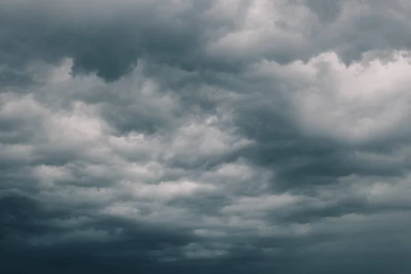Näkymä Myrskyisiin Pilviin Taivaalla — kuvapankkivalokuva