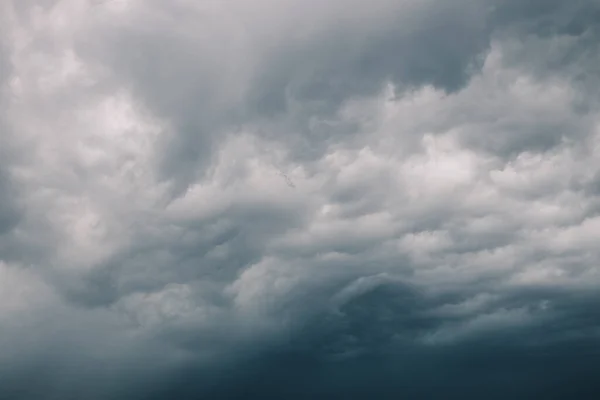 Näkymä Myrskyisiin Pilviin Taivaalla — kuvapankkivalokuva
