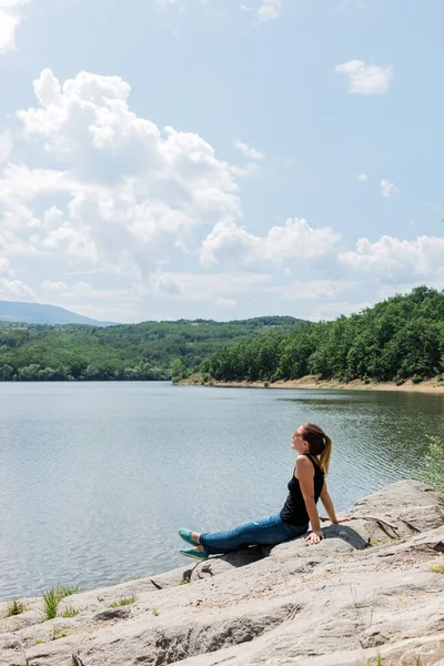 Young Woman Enjoying Great Outdoors Lake — Stock Photo, Image