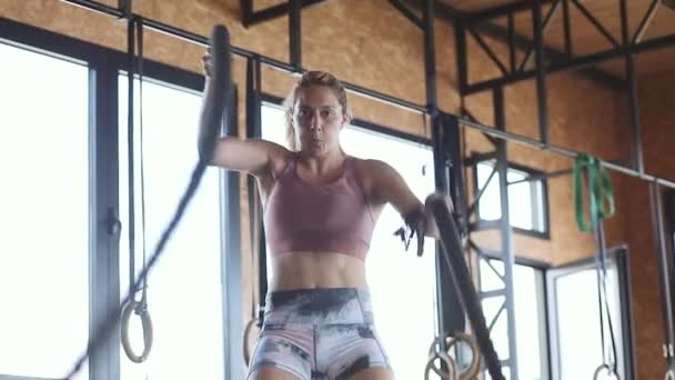 Junge Frau Fitnessstudio Trainiert Crossfit Auf Den Seilen — Stockvideo