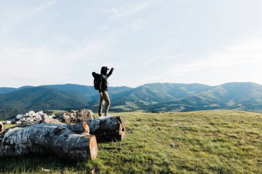 Genç adam büyük açık havayı keşfediyor.