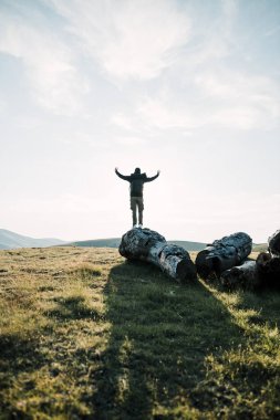 Genç adam büyük açık havayı keşfediyor.