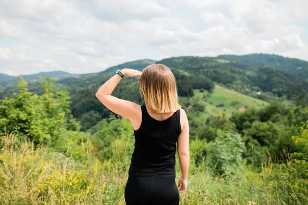 Young Woman Enjoying View Mountain Range — Stock Photo, Image