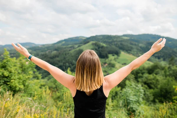 Mujer Joven Disfrutando Vista Una Cordillera — Foto de Stock