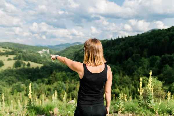 Young Woman Enjoying View Beautiful Mountain Range — Stock Photo, Image