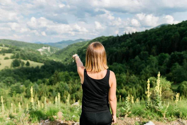 Ung Kvinna Njuter Utsikten Över Vacker Bergskedja — Stockfoto