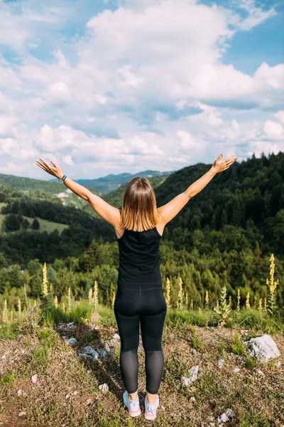 Ung Kvinna Njuter Utsikten Över Vacker Bergskedja — Stockfoto