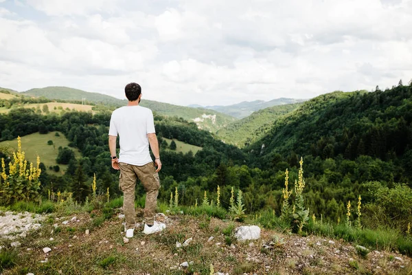 Молодий Дослідник Природи Вершині Гірського Хребта — стокове фото