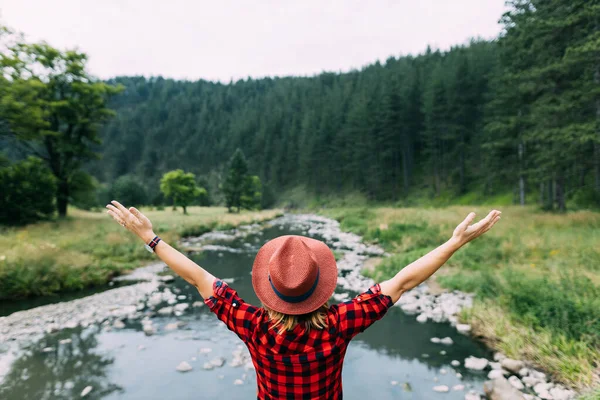 Young Woman Enjoying Great Outdoors River Mountains — Stock Photo, Image