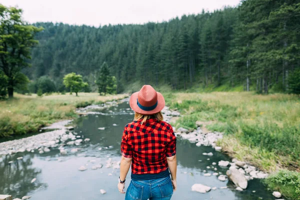 Joven Mujer Disfrutando Del Aire Libre Junto Río Las Montañas — Foto de Stock