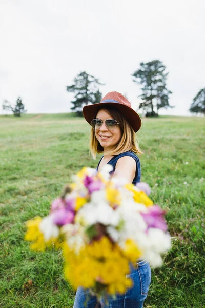 Young Woman Holding Flower Bouquet Field — Stock Photo, Image